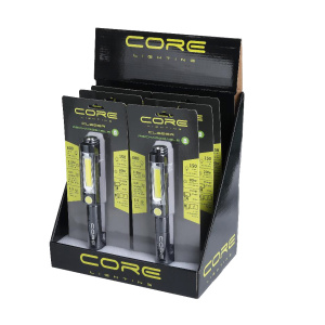 De no-nonsense aanpak van Core Lighting biedt helderheid, functionaliteit en duurzaamheid tegen ongelooflijk scherpe prijzen. In combinatie met de opvallende verpakking zijn ze de perfecte impulsaankoop. Hun veelzijdige CL600R-lamp combineert een zaklamp met een inspectie-/terreinlamp en biedt opties voor fel, zwak en rood licht. De lamp heeft een magnetische voet, een clip en een sleutelgathaak voor eenvoudig handsfree gebruik, waar u hem ook maar wilt. Hij is bovendien volledig oplaadbaar, waardoor u tot 20 uur kunt werken na 4,5 uur opladen. Lengte 19 cm. Geleverd in een CDU van 6 stuks en te bestellen in veelvouden van 6. De verpakking is geschikt voor presentatie op eurohaken of op een plank/toonbank.
