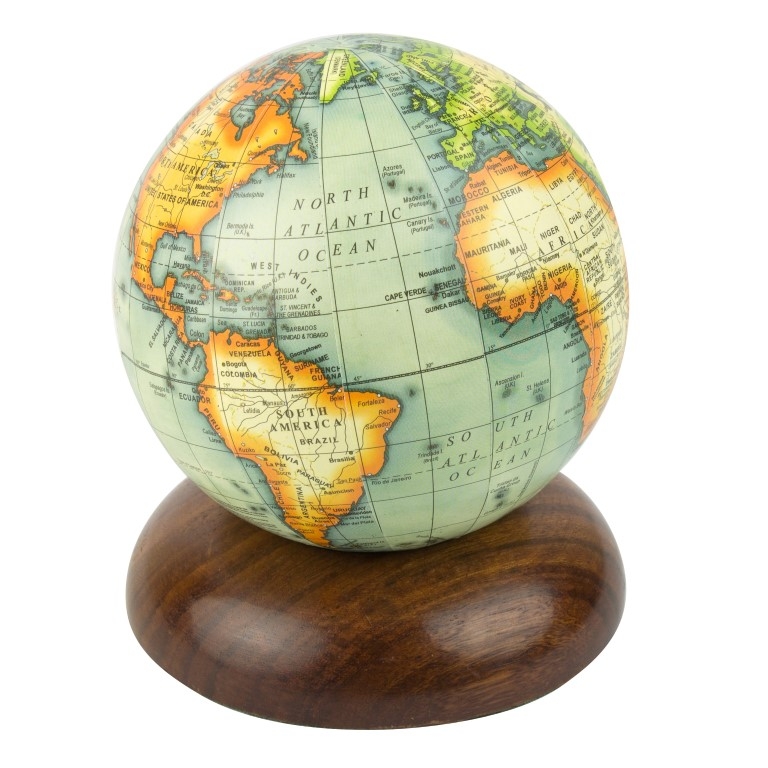 Globe op houten voetstuk 12 cm p.4
