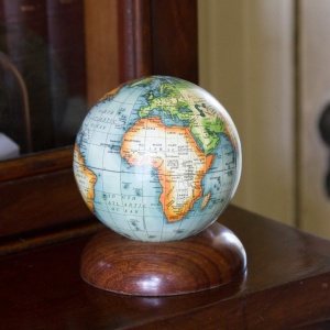 Globe op houten voetstuk 12 cm p.4