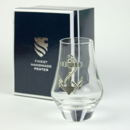 Glas met tinnen anker badge