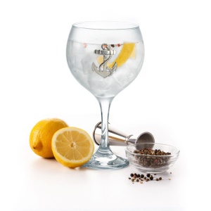 Glas gin met tinnen anker badge