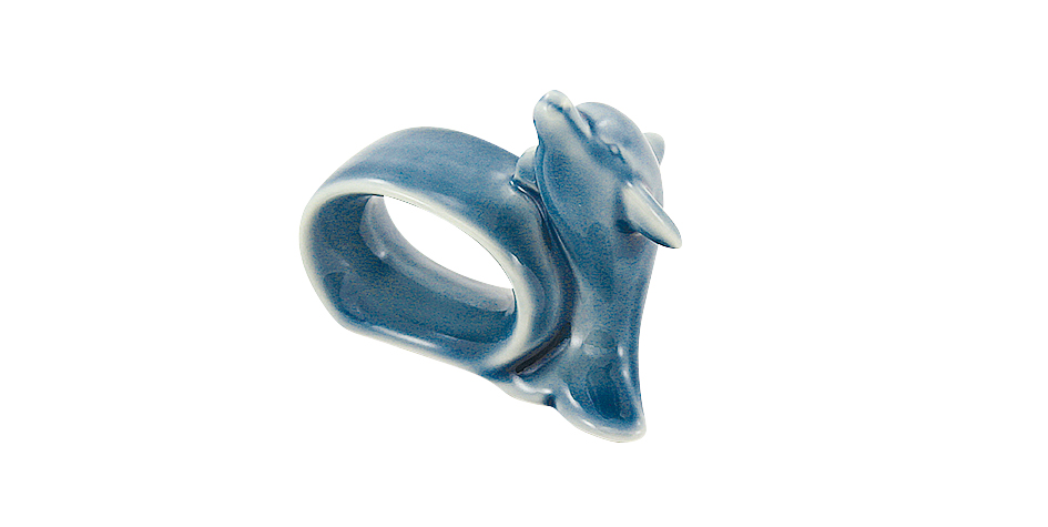 Servetring gelakt aardewerk, met dolfijn