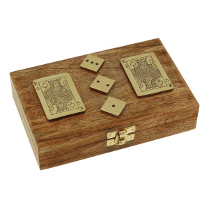 Speelkaarten met dobbelstenen in doos