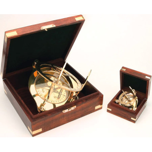 Zonnewijzer en kompas in kist