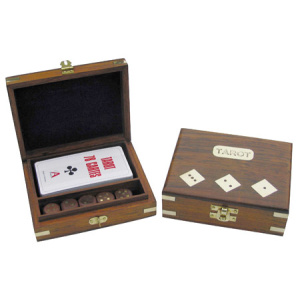 Tarot kaartspel en dobbelstenen in kist